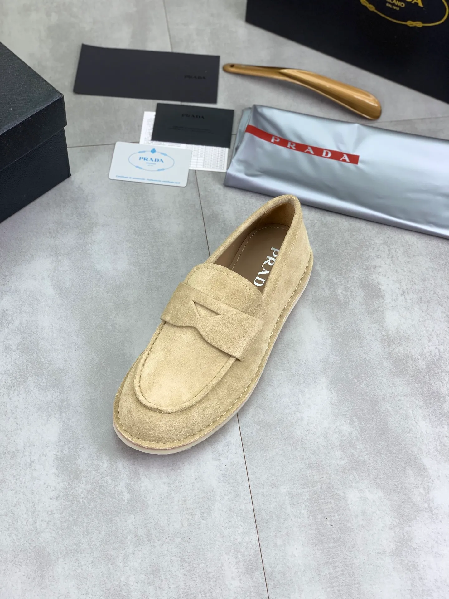 Factory price P740💰Original quality, top version🔱 ＰＲＡＤＡPrada. Men's business casual leather shoes, top quality cow leather. 1:1 shipment ⬆️Luxurious and noble, all made of imported original first-layer fine suede cowhide, just to create a more comfortable wearing experience. Upper: original comfortable open-edge bead-rubbed calfskin ➕Top imported water-dyed full cow lining, original high-end lightweight and comfortable TPU combination bottom ✔️Code number: 39-44 (38 45 Can be customized)